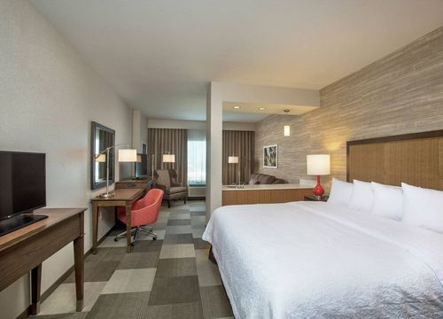 Hampton Inn & Suites Oahu_Kapolei king 2.jpg