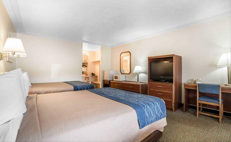 Roadway Inn room.png