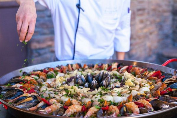 canyon-ranch-wellness-resort-tucson-culinary-paella-night.jpg