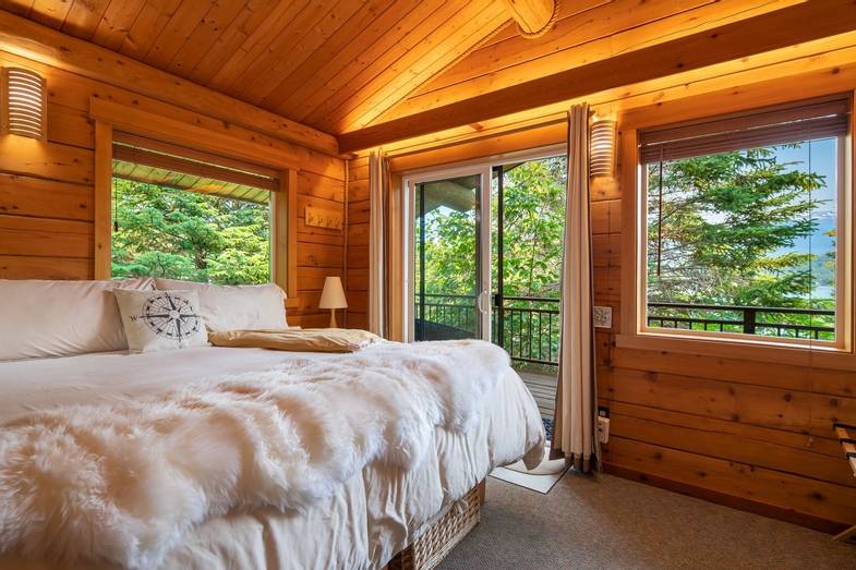 alaska-stillpoint-lodge-Cabin Bed.jpg