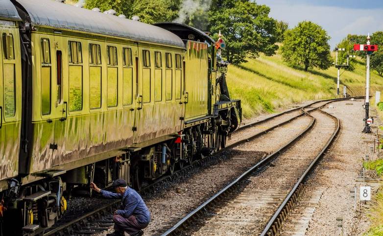 Gloucestershire_Warwickshire_Steam_Train_AdobeStock_282832673.jpeg