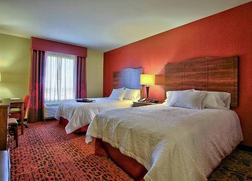 Hampton Inn & Suites Scottsdale at Talking Stick queen.jpg