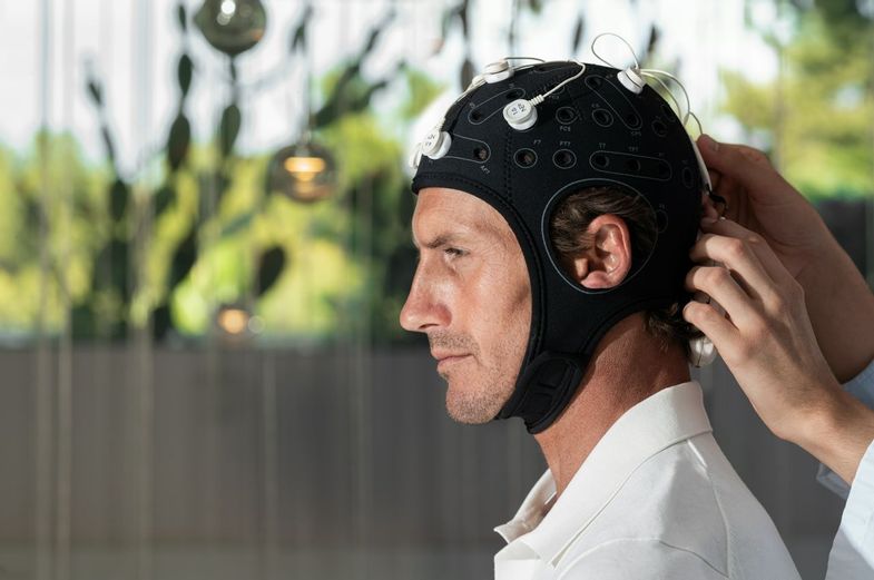 SHA Wellness Mexico Modelo Masculino con casco.jpg