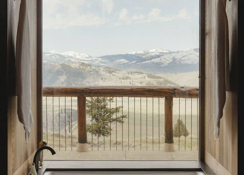 Amangani grand teton suite bathtub.jpg