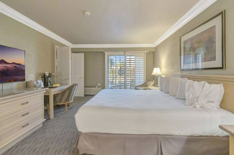 Indian Wells Resort Hotel king 3.jpg