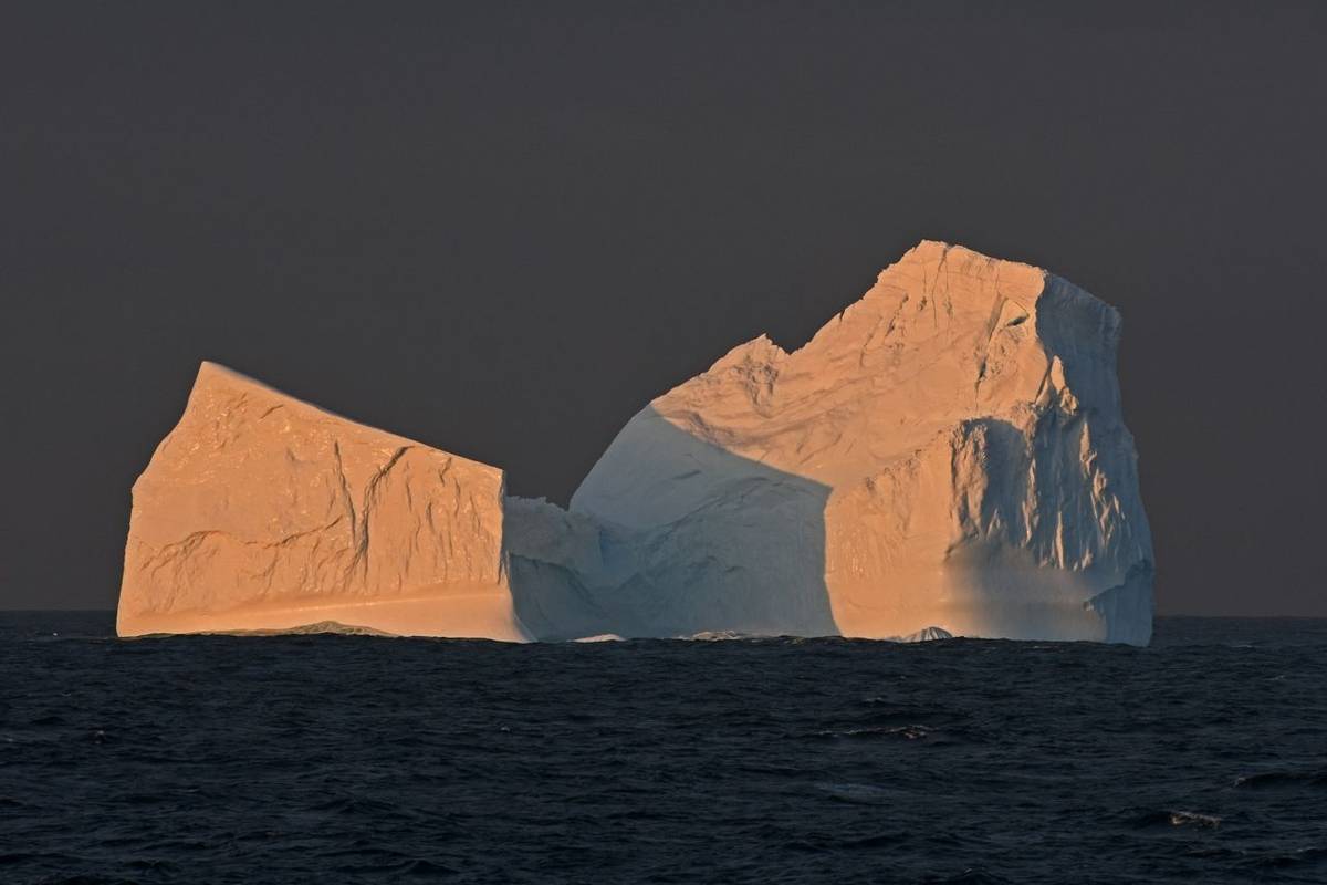 Iceberg near Shag Rocks, 27 Jan 2016