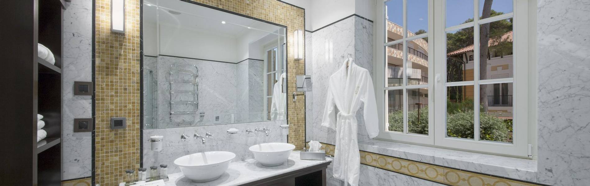 17a. Boutique hotel Alhambra_bathroom (1).jpg