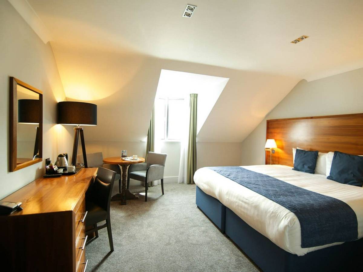 Hotel room .jpg