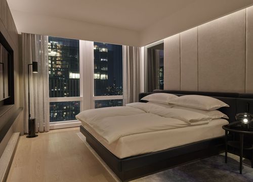 equinox-hotels-DeluxeSuiteCity-Bedroom.jpg