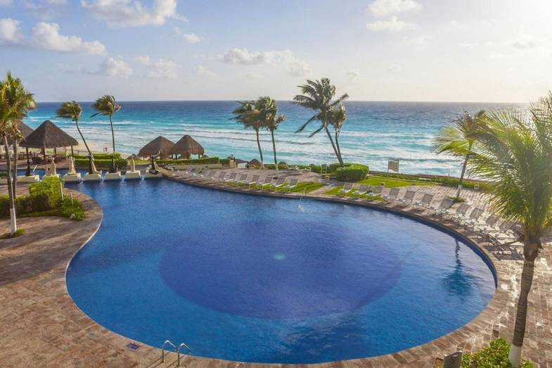 Meliá-Hotels-Paradisus-Cancun-Main-Pool-1.jpg