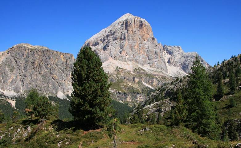 Italy-DolomitesTraverse-Trail-LagazuoiTofaneEFanes-AdobeStock_92781059.jpeg