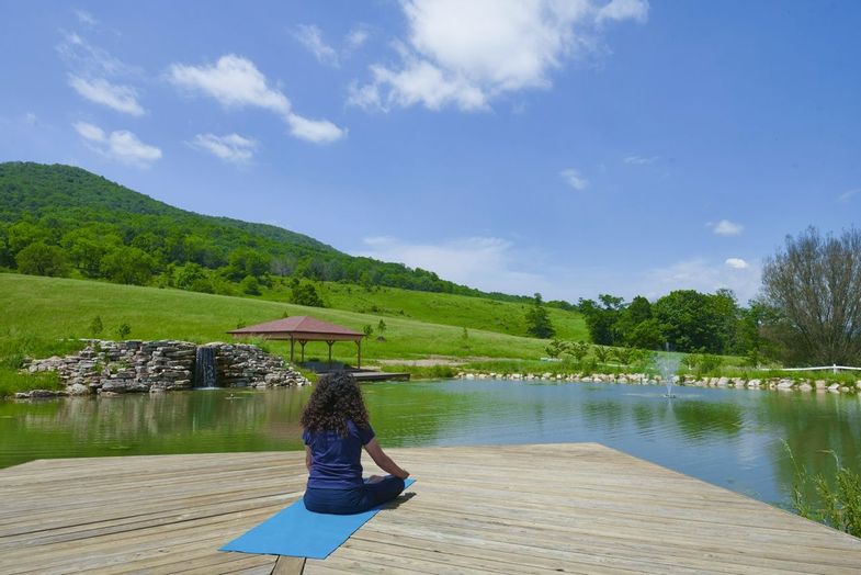 Eupepsia-wellness-resort-Yoga-Pond-2020.jpg