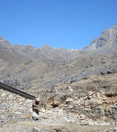 Trail descent from Laurebina La (4,700m)