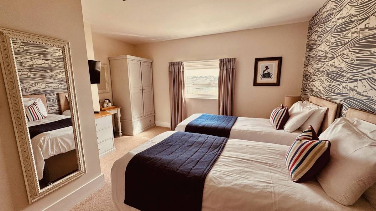 hf_twinbedroom_roomfortytwo_freshwaterbayhouse_isleofwight_03_2026_rgb.jpg