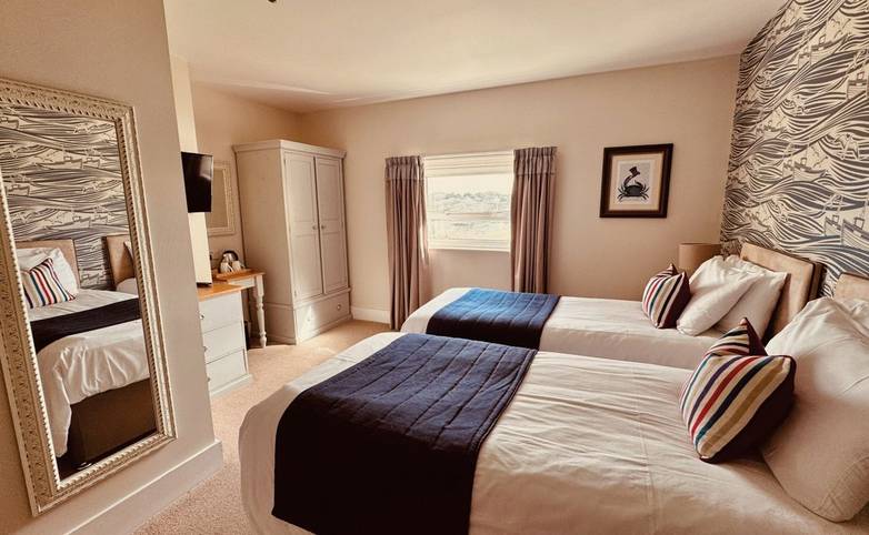 hf_twinbedroom_roomfortytwo_freshwaterbayhouse_isleofwight_03_2026_rgb.jpg
