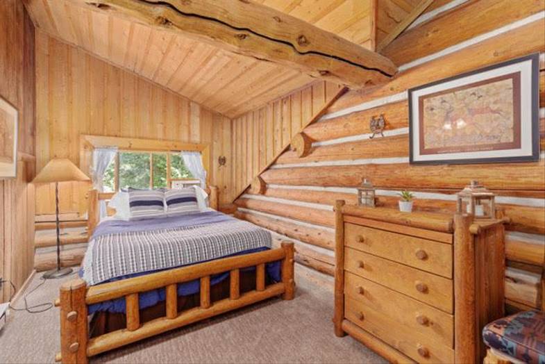 Red-Horse-Mountain-Ranch-Main-Lodge-Bedroom.jpg