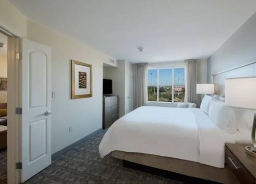 Staybridge Suites Scottsdale – Talking Stick king suite.jpg