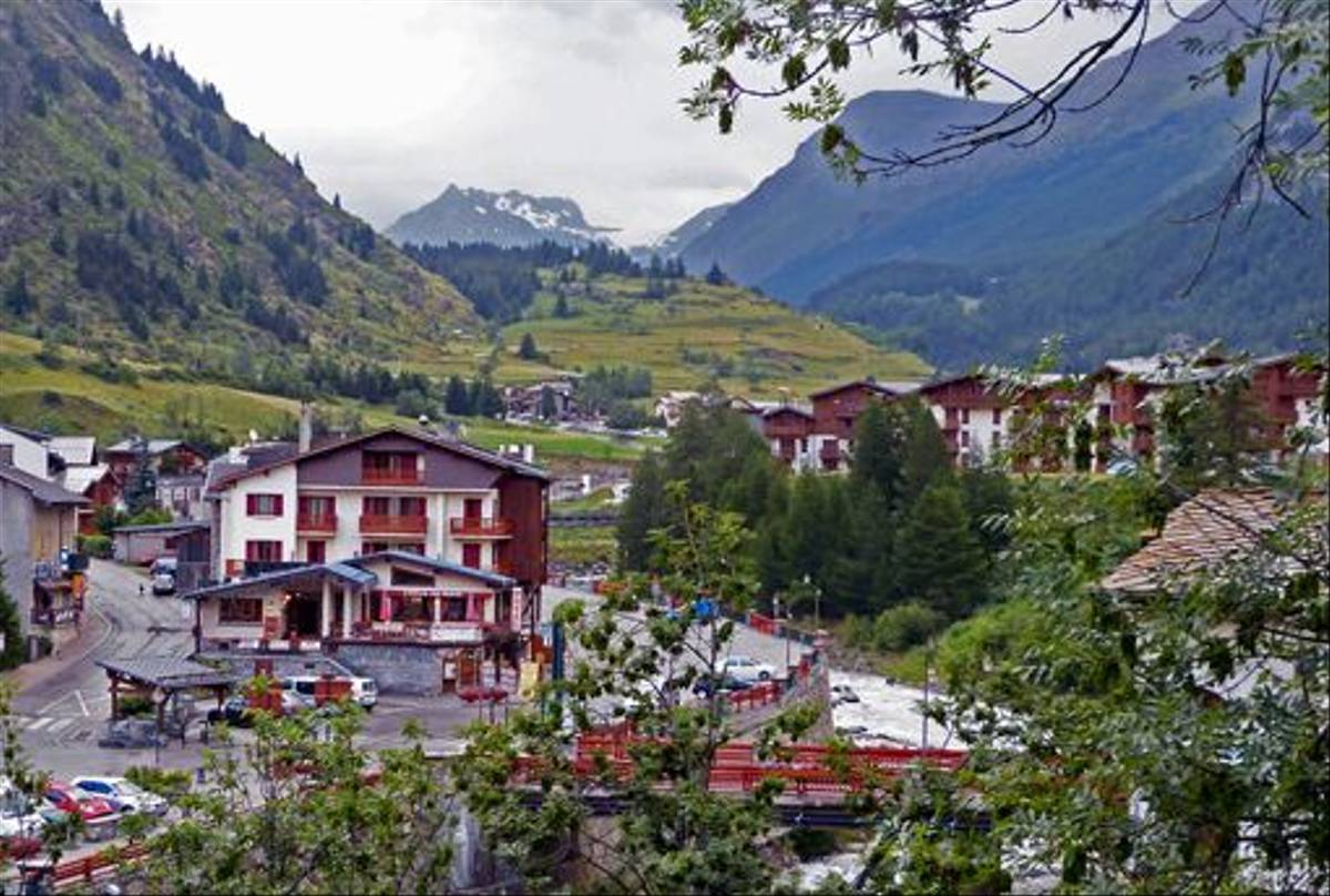 Hotel Etoile des Neiges in France, centre left (John East)