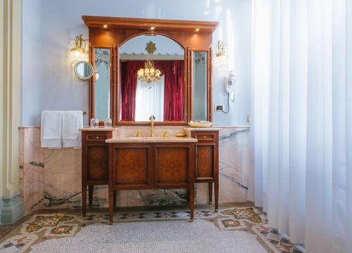 villa-crespi-room-suites-Bathroom-master-suite.jpg