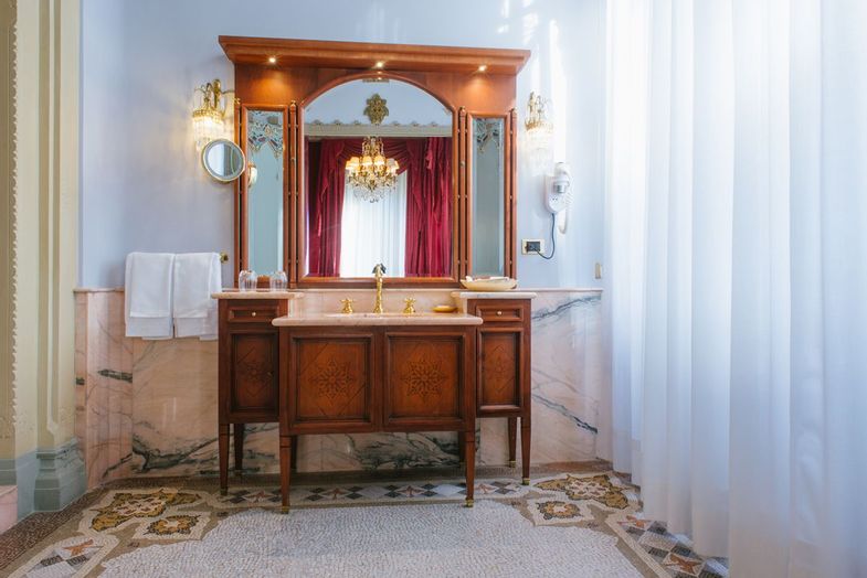villa-crespi-room-suites-Bathroom-master-suite.jpg