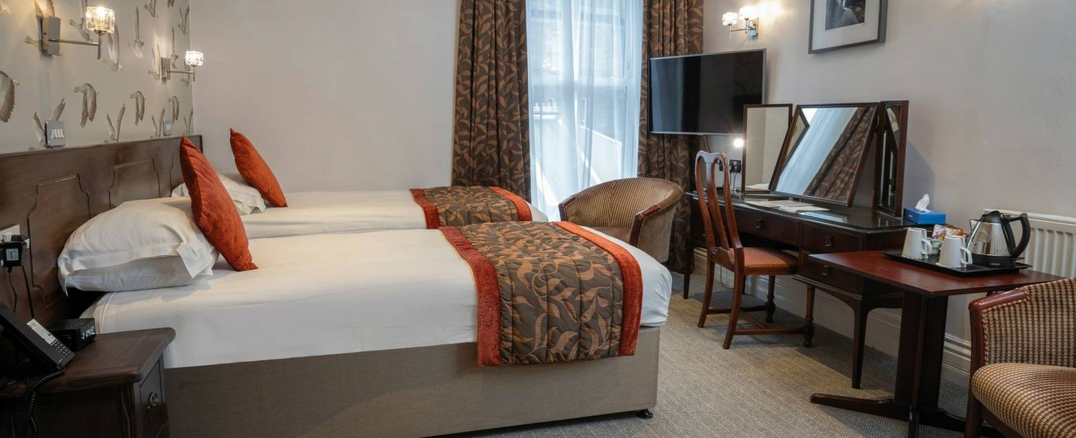 rf_sup_bedroom_classic_twinroom_leewoodhotel_buxton_peakdistrict_01_2026_rgb_RET.jpg
