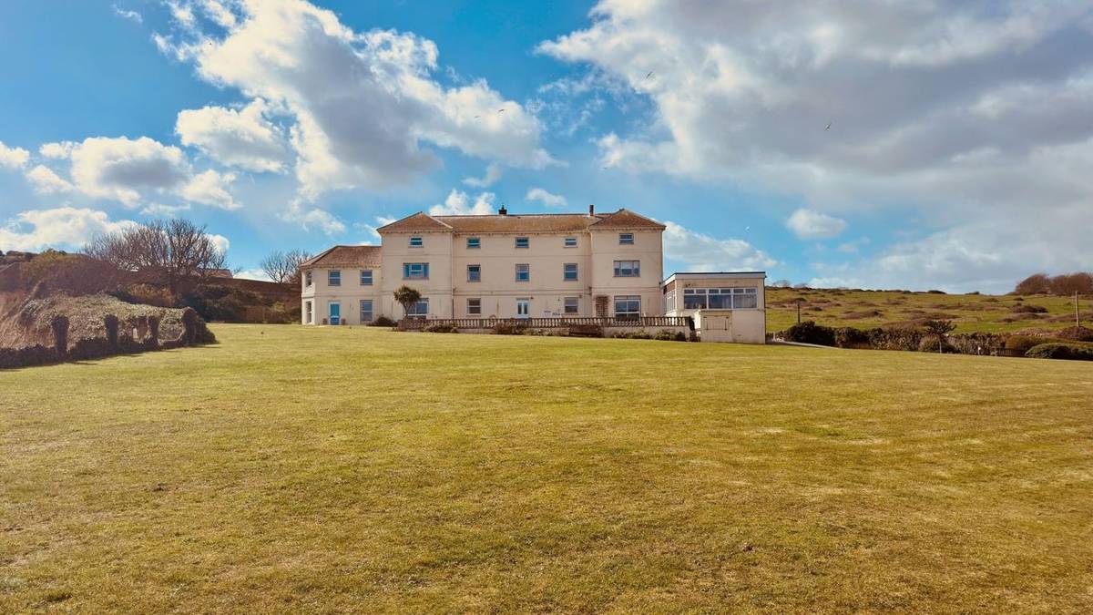 hf_external_freshwaterbayhouse_isleofwight_04_2026_rgb.jpg