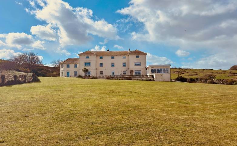 hf_external_freshwaterbayhouse_isleofwight_04_2026_rgb.jpg