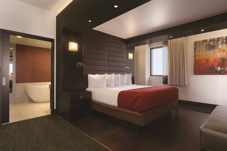 Harrah's Ak-Chin Hotel & Casino guest room.jpg