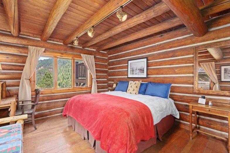 Red-Horse-Mountain-Ranch-Cabin-bedroom.jpg