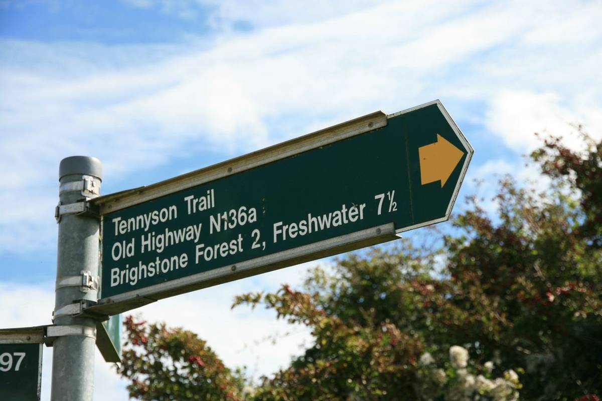 Tennyson_Trail_Signpost_Wight.JPG