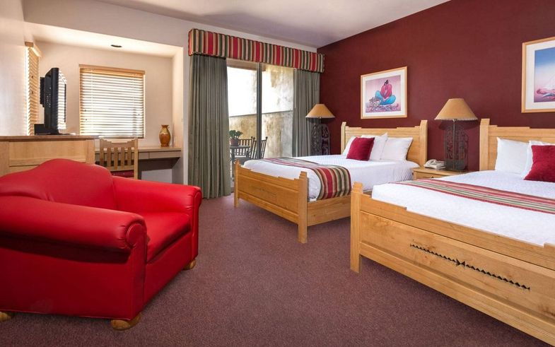Inn at Eagle Mountain queen.jpg