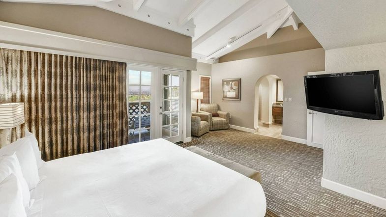 Hilton Phoenix Tapatio Cliffs Resort suite king.jpg