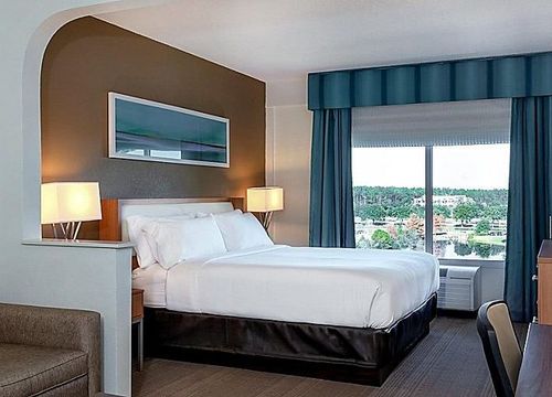 Holiday Inn St Augustine World Golf bedroom.jpg