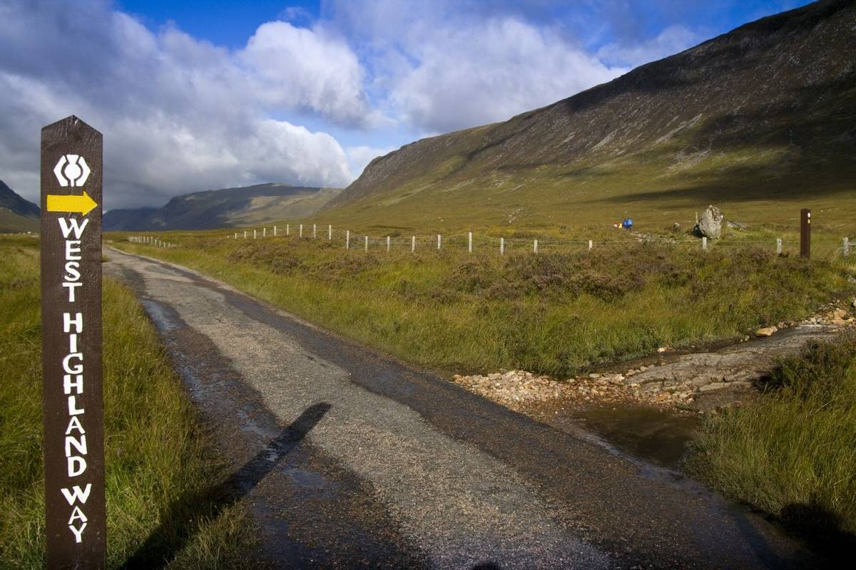 Weg mit Schild und Abzweigung West Highland Way - Sign for the West Highland Way