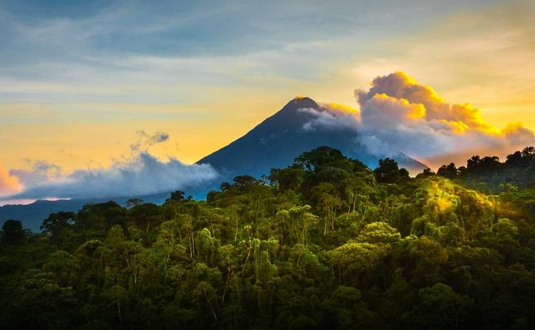 Costa_Rica_Arenal_Volcano_AdobeStock_92030325.jpeg