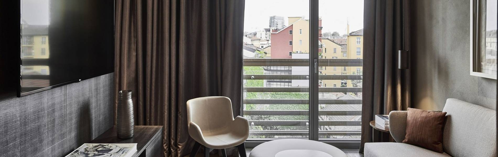 04_Hotel_Viu_Milan-JuniorSuite_window_DH.jpg