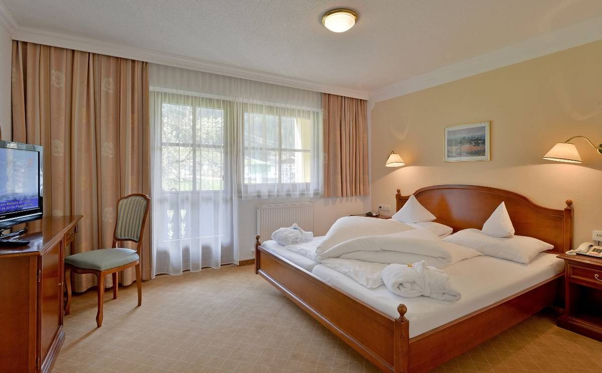 Hotel-Waldheim-Mayrhofen-Fischerstrasse-509-Familie-Pfister-Zimmer-202 (1280x794).jpg