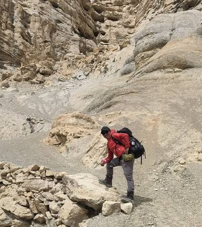 On the steep trail descending to Dhee village in Upper Mustang