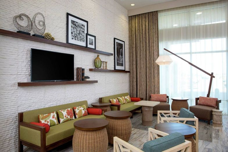 Hampton Inn & Suites Oahu_Kapolei lobby lounge.jpg