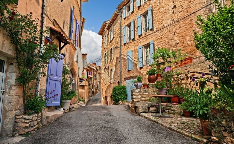 Mane, Forcalquier, Provence, France: ancient alley in the old town