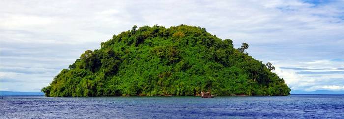 Island in Kimbe Bay, Papua New Guinea shutterstock_1122920846.jpg