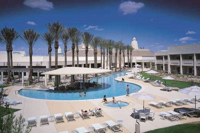 Harrah's Ak-Chin Hotel & Casino pool.jpg