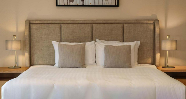 Couple dining in Kings Restaurant on a hotel break