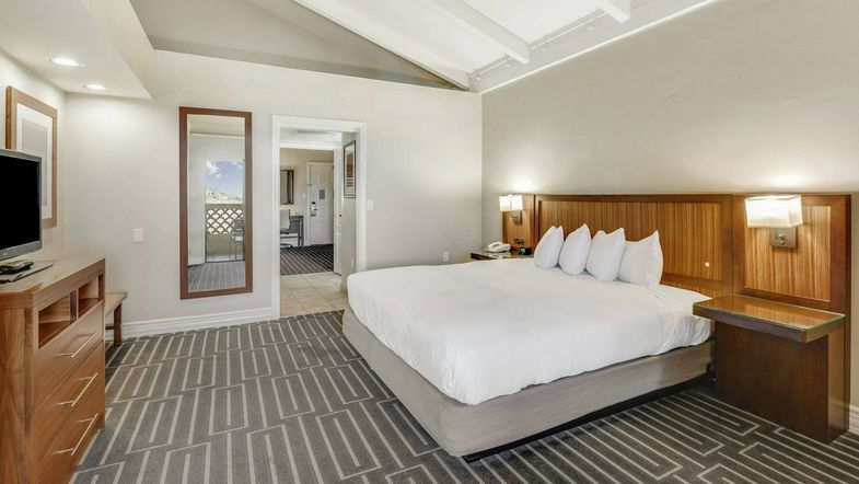 Hilton Phoenix Tapatio Cliffs Resort king.jpg