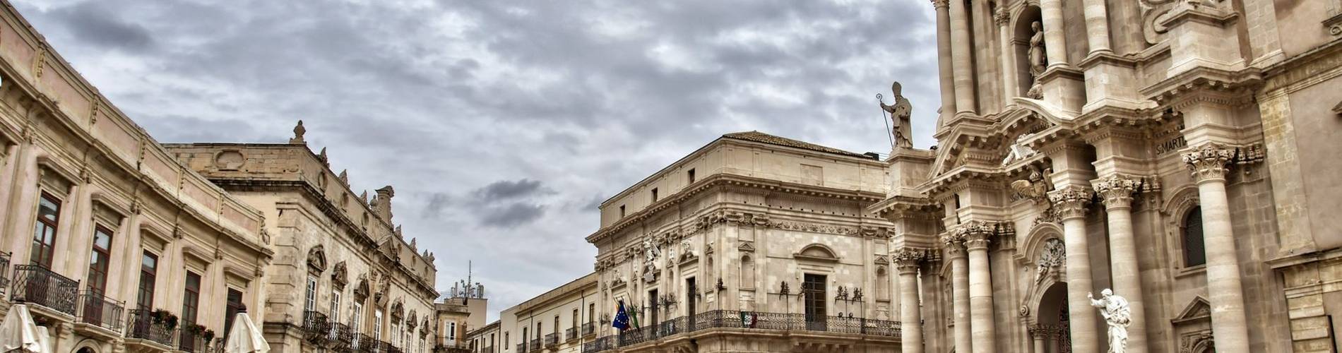 Piazza del Duomo, Syracuse, Sicily.jpg