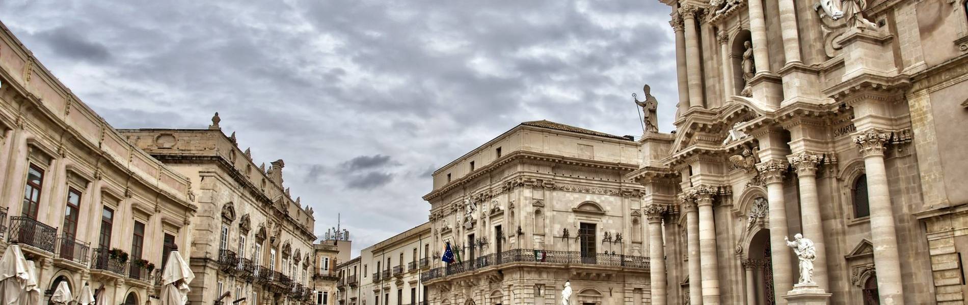 Piazza del Duomo, Syracuse, Sicily.jpg