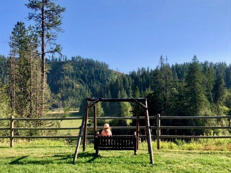 Red-Horse-Mountain-Ranch-Exterior-Bench-Swing.jpg