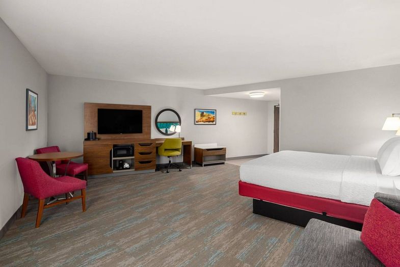 Hampton Inn Carefree king.jpg