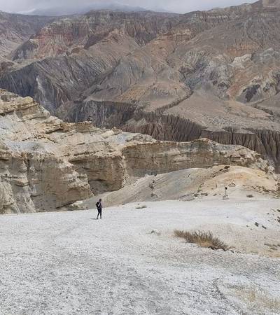 On the steep trail descending to Dhee village in Upper Mustang