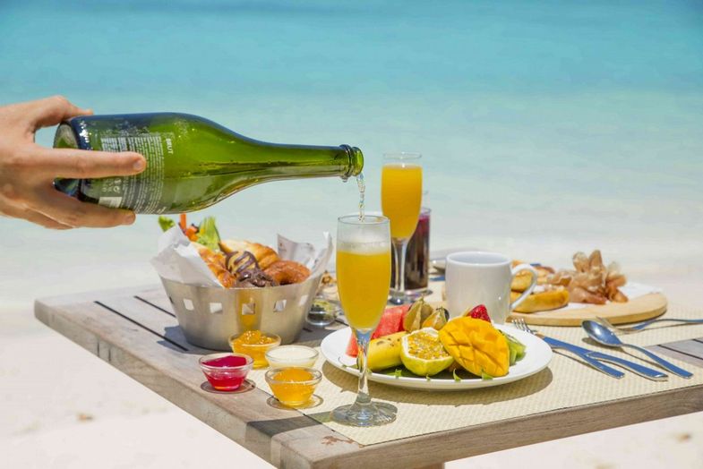 Kagi Maldives Spa Island - Luxury breakfast with mimosa on the beach